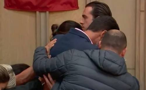 El actor fue rodeado por sus familiares en un conmovedor abrazo. (Foto: Milenio)
