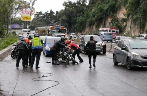 Uno de los accidentes ha dejado combustible derramado. (Foto: PMT Villa Nueva)