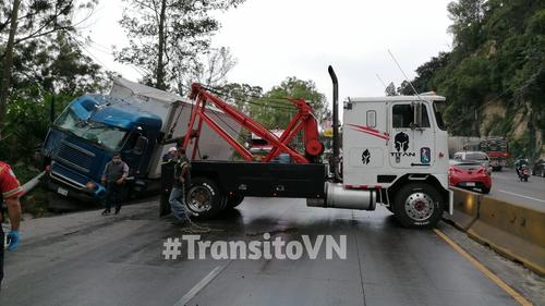 En el otro accidentes un camión volcó por lo que se ha tenido que utilizar una grúa para moverlo. (Foto: PMT Villa Nueva)