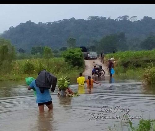 Pobladores de la comunidad de Santa Marta Salinas en Cob&aacute;n, Alta Verapaz.  (Foto: Conred)