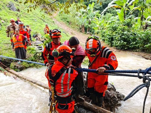 Familias de la aldea Queja San Crist&oacute;bal Alta Verapaz fueron rescatadas. (Foto: Bomberos Voluntarios)