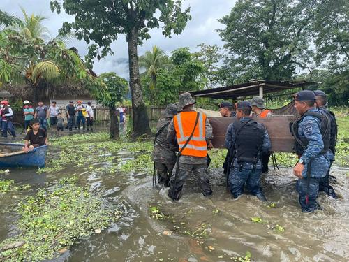Familias son trasladadas hacia un albergue. (Foto: Ej&eacute;rcito de Guatemala)