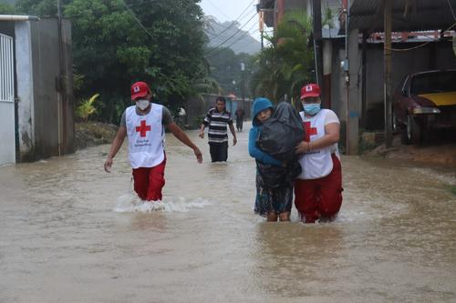  Personal de la Cruz Roja Guatemalteca evac&uacute;a a ni&ntilde;os, ni&ntilde;as, adolescentes, adultos y adultos mayores en Santo Tom&aacute;s de Castilla de Puerto Barrios. (Foto: Cruz Roja Guatemalteca)