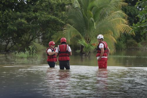 Inundaciones en Entre R&iacute;os de Puerto Barrios, Izabal.  (Foto: Cruz Roja Guatemalteca)