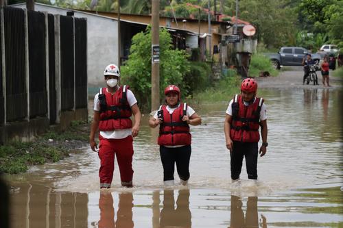Inundaciones en Entre R&iacute;os de Puerto Barrios, Izabal.  (Foto: Cruz Roja Guatemalteca)