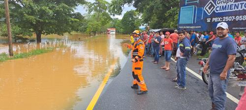 Carretera inundada por desbordamiento de r&iacute;o en Izabal. (Foto: Bomberos Voluntarios)