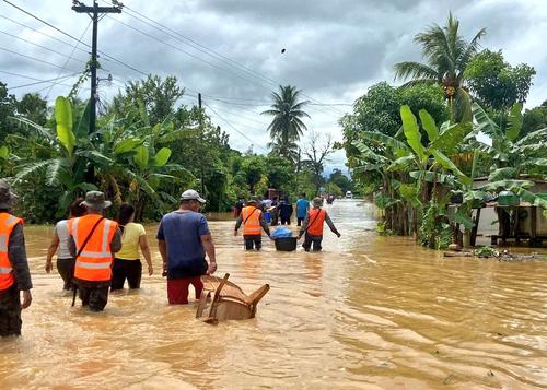  Evacuaciones de pobladores de la aldea Creek Zarco, Morales, Izabal. (Foto: Ej&eacute;rcito de Guatemala)