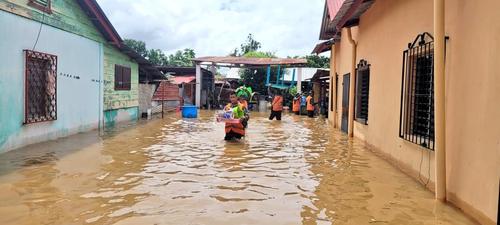 Elementos del Ej&eacute;rcito apoyan en evacuaciones en Morales, Izabal. (Foto: Ej&eacute;rcito)