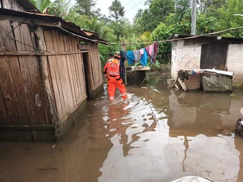 Inundaciones en comunidades de Popt&uacute;n, Pet&eacute;n. (Foto: Bomberos Voluntarios)