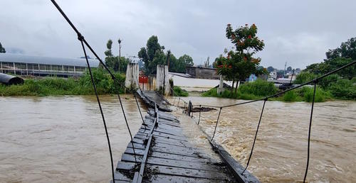 Reportan inundaciones en el puente hamaca en Cobán, Alta Verapaz. (Foto: Municipalidad Cobán)