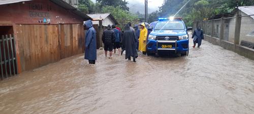 En San Juan Cotzal, Quich&eacute;, la Polic&iacute;a Nacional Civil evacu&oacute; a familias afectadas. (Foto:PNC)