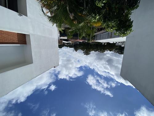 Por algunos lapsos los capitalinos pudieron observar el cielo azul. (Foto: Fredy Hernández/Soy502)