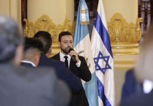 Polonsky interpretando el himno nacional de Guatemala en 2018 para un evento del gobierno. (Foto: Instagram)