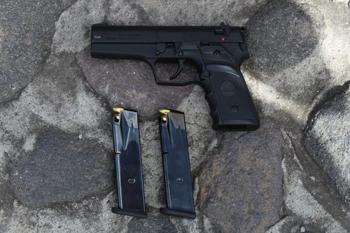 Esta es el arma que se le incautó y los dos cargadores con balas. (Foto: PNC)