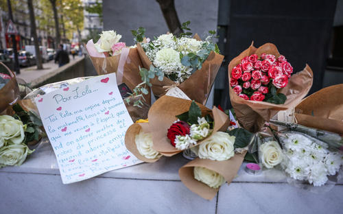 Los franceses están conmocionados por el hallazgo y dejan flores en el barrio donde fue hallada muerta. (Foto: Le Parisien)