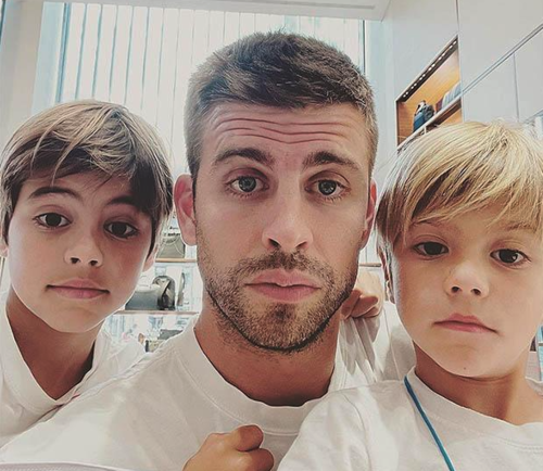 Gerard Piqué junto a sus hijos Sasha y Milan. (Foto: Yahoo!)