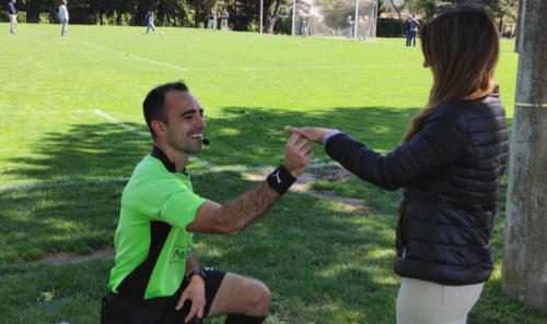 El árbitro y su novia se comprometieron de una manera muy particular que ha sorprendido al mundo.