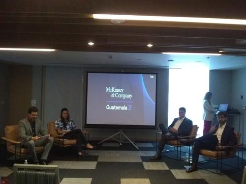 Los socios de McKinsey durante la conferencia de prensa. (Foto: Heidi Loarca/Soy502)