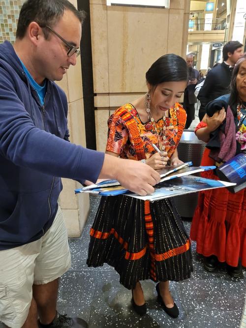 La guatemalteca firmó autógrafos. (Foto: Cortesía La Casa de producción)