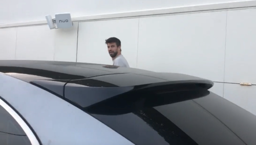 Gerard Piqu&eacute; afuera de la residencia de Shakira. (Foto: El Nacional)