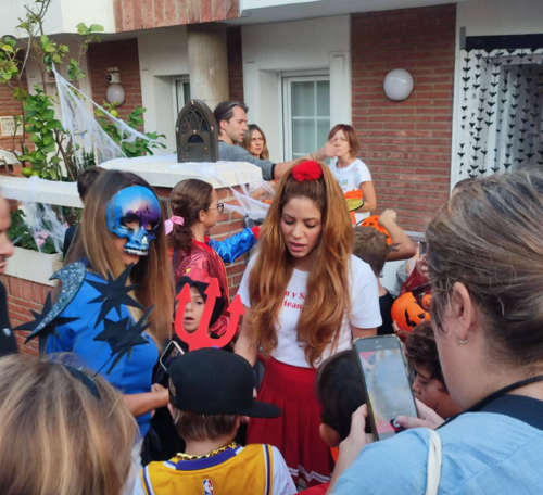Shakira se disfrazó por Halloween. (Foto: SweetyCary/Twitter)