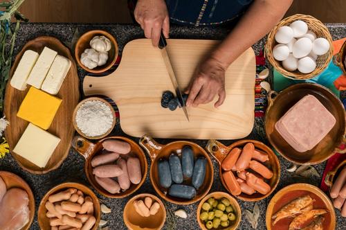 Los embutidos, conservas y quesos madurados son algunos de los ingredientes que componen el fiambre guatemalteco. (Foto: Agexport)