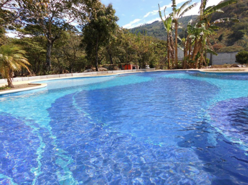 Esta es la piscina que ofrece el proyecto en Villa Canales. (foto: Altabrisa)