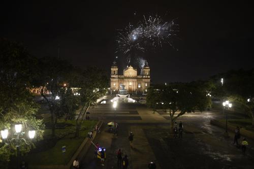 Estas son las nuevas luminarias en la Plaza de la Constitución como parte del proyecto Ciudad Luz. (Foto: Wilder López/Soy502)