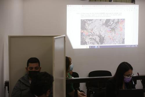 Mientras el MP interpretaba la activaci&oacute;n de los celulares de Jorge Zea y Luz Mar&iacute;a, el acusado escuchaba y en oportunidades frunc&iacute;a el ce&ntilde;o. (Foto: Wilder L&oacute;pez /Soy502) 