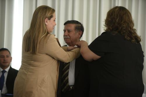 Durante la actividad tambi&eacute;n fueron entregados los pines a la nueva Junta Directiva. (Foto: Wilder L&oacute;pez/Soy502)