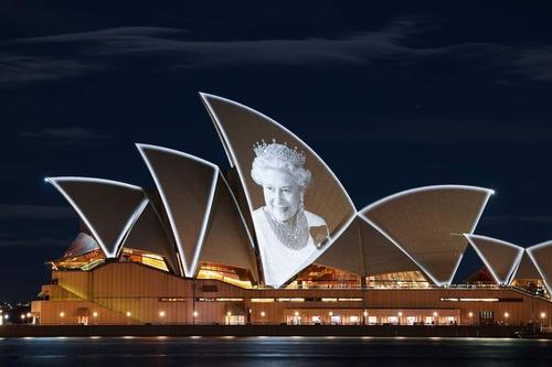 La &Oacute;pera de Sidney qued&oacute; iluminada de esta forma en honor a la reina Isabel II. (Foto: Twitter)