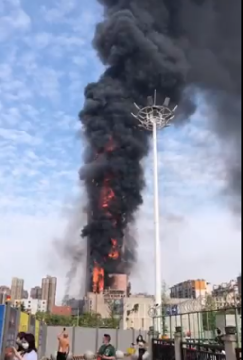 El edificio incendiado tiene una altura de 218 metros. (Foto: ABC)