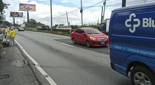 El paso de vehículos pesados ha sido restringido en el km 11.5 en la ruta a El Salvador. (Foto: Wilder López/Soy502)