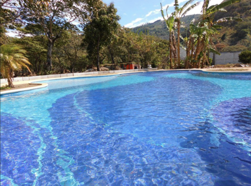Esta es la piscina que ofrece el edificio de apartamentos Altabrisa. (Foto: altabrisa)