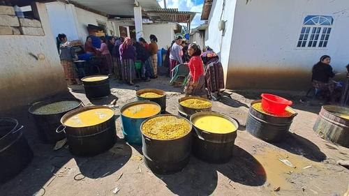 Los vecinos han llegado para preparar los alimentos que servir&aacute;n durante el sepelio. (Foto: Totonicap&aacute;n Pr&oacute;cer)