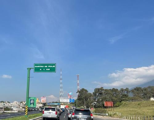Las filas de veh&iacute;culos alcanzan m&aacute;s de un kil&oacute;metro este s&aacute;bado 1 de abril, seg&uacute;n medios locales. (Foto: Mi Gente CA)