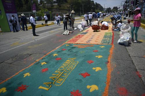 La alfombra espera la procesión de El Calvario. (Foto: Wilder López/Soy502)