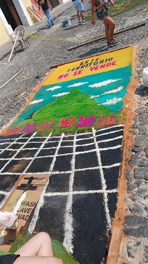 La alfombra destruida ten&iacute;a mensajes de protesta. (Foto: ProcesoGT)