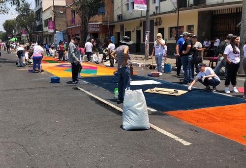 Miles de guatemaltecos participan en la elaboraci&oacute;n de alfombras. (Foto: Wilder L&oacute;pez/Soy502)