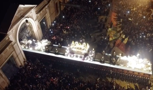 Feligreses oraron frente al cementerio por las v&iacute;ctimas de la pandemia. (Foto: captura video)
