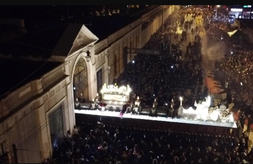 La procesión de El Calvario hizo una parada en el Cementerio General. (Foto: Rafael Saba/Facebook)
