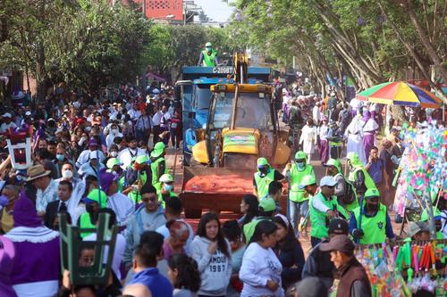 Cientos de empleados municipales limpiaron las calles del paÃ­s. (Foto: MuniGuate)