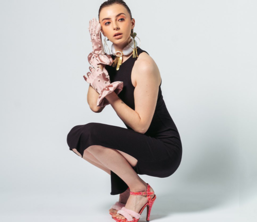 Los guantes, el collar y el bolso son creación del diseñador. (Foto: Oficial)