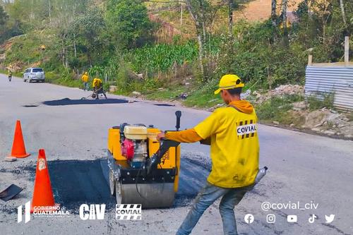 Bacheo en Quetzaltenango. (Foto: Twitter/ @COVIAL_CIV)