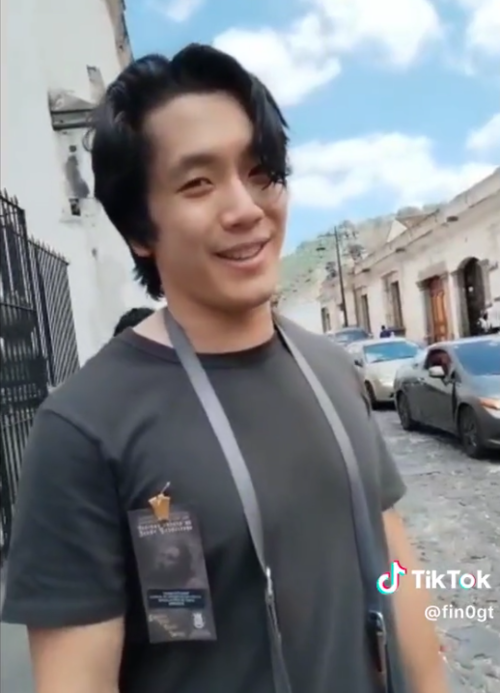 El joven turista carg&oacute; una procesi&oacute;n en Antigua. (Foto: captura de video)