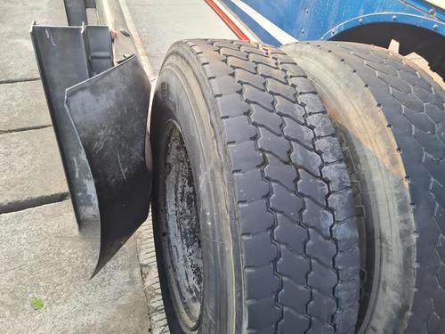 Las llantas de un autobús se desprendieron y provocaron un accidente que dejó al ayudante del mismo gravemente herido. (Foto: redes sociales)