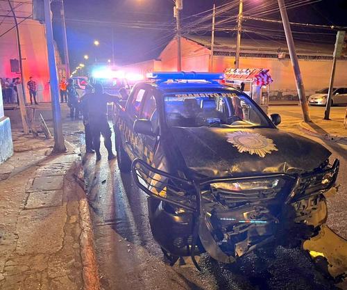 Una patrulla de la PNC no respet&oacute; el sem&aacute;foro en rojo y provoc&oacute; un fuerte accidente entre los dos veh&iacute;culos de las autoridades. (Foto: redes sociales)