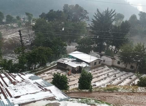 Las fuertes lluvias cubrieron de blanco las calles. (Foto: redes sociales)