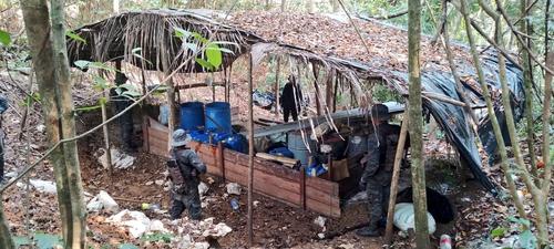 El laboratorio estaba escondido en la selva petenera donde se almacenaron contenedores con posibles químicos ilegales. (Foto: Ejército de Guatemala)