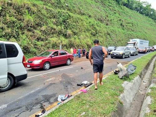 Los heridos quedaron dispersos en la cinta asf&aacute;ltica, as&iacute; como algunas partes del veh&iacute;culo. (Foto: Redes Sociales)